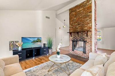 Perfect Family Home With Fireplace Spacious Yard