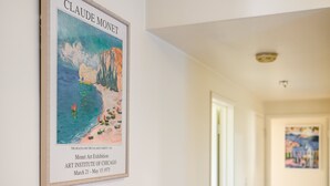 Une peinture de Claude Monet, intitulée « La plage et les falaises d’Amont », est exposée dans un cadre à l’Art Institute de Chicago.