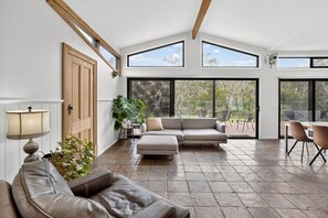 Smart TV, fireplace - Bellbrae Retreat Bellrae (Bellbrae)