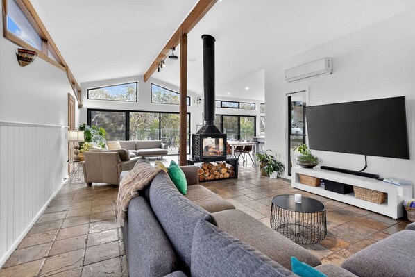 Smart TV, fireplace - Bellbrae Retreat Bellrae (Bellbrae)