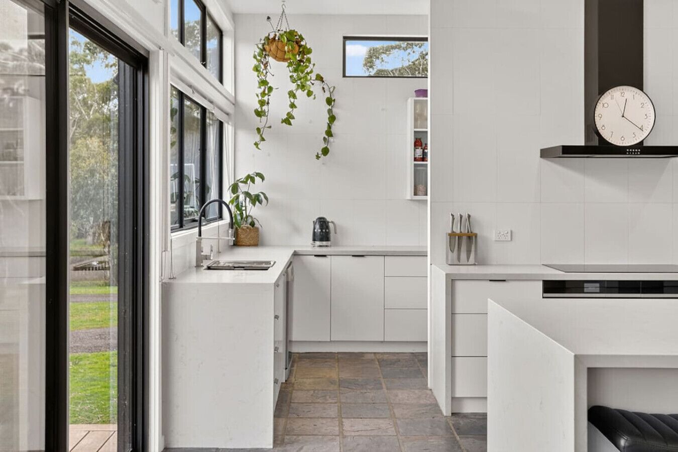 Refrigerador, microondas, horno y utensilios de cocina 