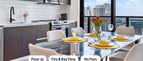 Réfrigérateur, four à micro-ondes, un four, surface de cuisson