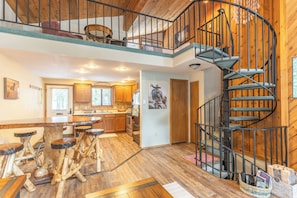 Dining - Cozy 3-bedroom chalet in Whitefish (Whitefish)