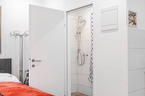Een douche, zeep, shampoo, toiletpapier