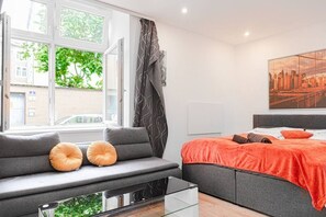 1 slaapkamer, een strijkplank/strijkijzer, wifi, beddengoed
