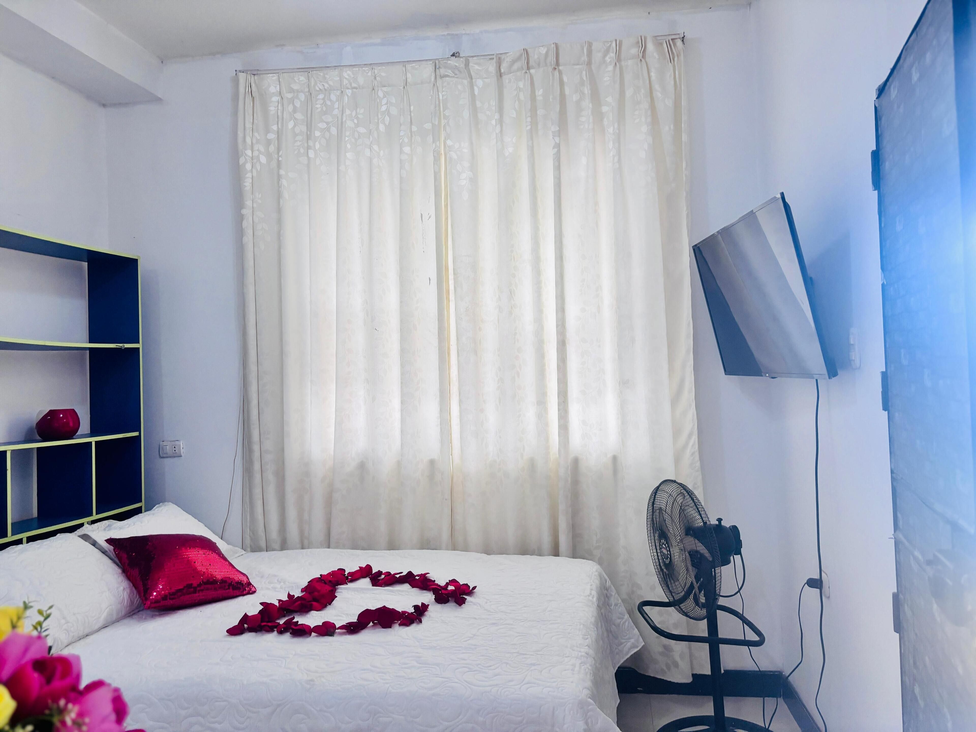 1 dormitori, planxa i posts de planxar, Internet i roba de llit 