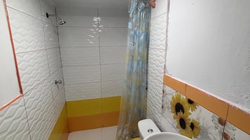 Toalhas de banho, sabonete, papel higiênico