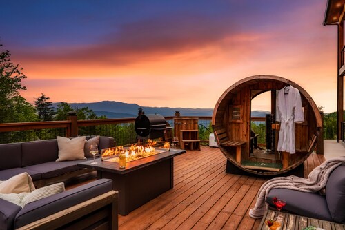 Cozy Luxe Home,Breathtaking Mtn. Views of fall foliage, Outdoor sauna,large deck