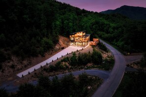 Exterior - Cozy Luxe Home,Breathtaking Mtn. Views of fall foliage, Outdoor sauna,large deck (Sevierville)