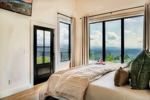 5 bedrooms, desk, free WiFi, bed sheets