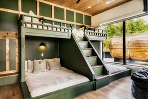 5 bedrooms, desk, free WiFi, bed sheets - Cozy Luxe Home,Breathtaking Mtn. Views of fall foliage, Outdoor sauna,large deck (Sevierville)