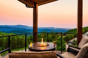 Property grounds - Cozy Luxe Home,Breathtaking Mtn. Views of fall foliage, Outdoor sauna,large deck (Sevierville)