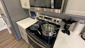 コーヒー / ティーメーカー、冷蔵庫、電子レンジ、オーブン