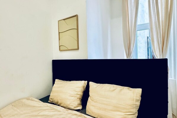 5 bedrooms, bed sheets