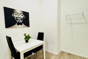 Dining - Elegant 5-BR Home • Ideal for Groups & Families (Vienna)