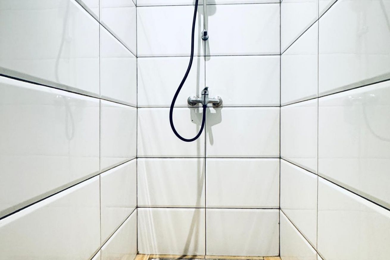 Shower, shampoo