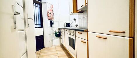 Oven, stovetop, cookware/dishes/utensils, dining tables