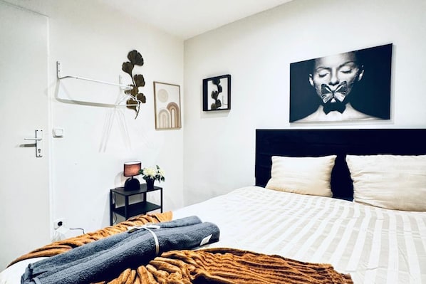 5 bedrooms, bed sheets