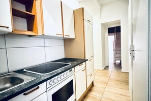 Oven, stovetop, cookware/dishes/utensils, dining tables