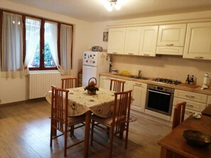 Private kitchen - THREE BEDROOM HOUSE WITH GARDEN (Introdacqua)