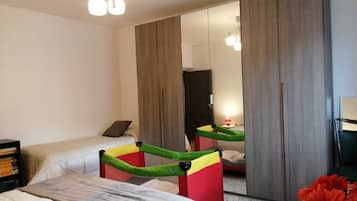 3 bedrooms, iron/ironing board, internet, bed sheets