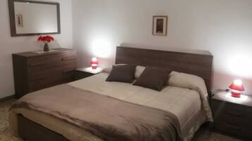 3 chambres, fer et planche Ă repasser, accĂšs Internet, draps fournis