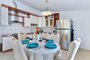 Refrigerador, microondas, horno, lavavajillas