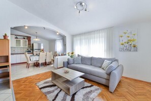 Téléviseur, table de baby-foot