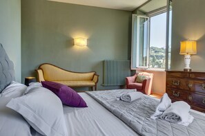 4 間睡房、書桌、熨斗/熨衫板、可攜式嬰兒床