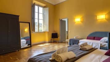 4 Schlafzimmer, Schreibtisch, Bügeleisen/Bügelbrett, Reisekinderbett