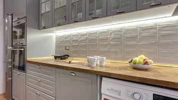 Kühlschrank, Mikrowelle, Ofen, Herdplatte