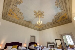 4 soverom, skrivebord, strykejern/-brett og reiseseng for barn