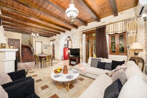 Una televisión, una chimenea