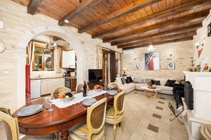 Una televisión, una chimenea