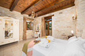 5 bedrooms, iron/ironing board, WiFi, bed sheets