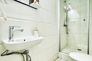 Dusche, Haartrockner, Handtücher, Seife