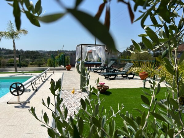 Una piscina al aire libre