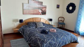 6 bedrooms, travel crib, free WiFi, bed sheets
