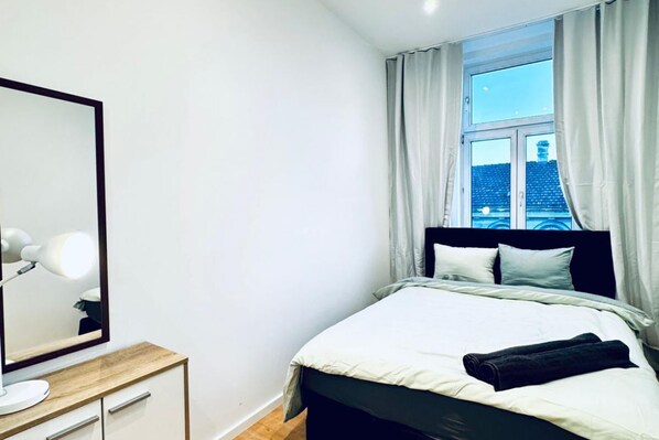 4 bedrooms, iron/ironing board, bed sheets