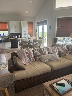 Smart TV, chimenea y libros