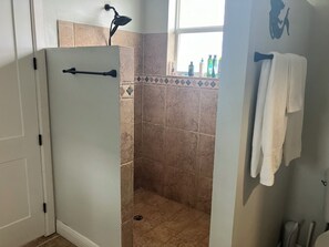 Douche, sĂšche-cheveux, serviettes fournies, savon