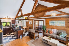 Un interior de cabaña rústica con cocina, comedor y sala de estar.