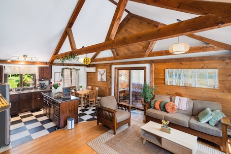 Smart TV, table football, music library. Surprise Lodge/Sauna /Near Plum Island &3 beaches