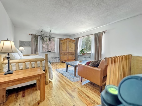 2 bedrooms, iron/ironing board, WiFi, bed sheets. Tranquil hotel room: 4 beds, Full kitchen, Living, Dining in the heart of Paonia