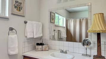 SĂšche-cheveux, serviettes fournies, savon, papier toilette