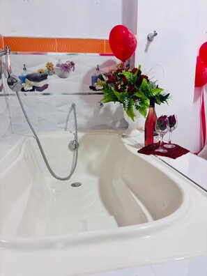 Shower, towels, soap, toilet paper - Clean and elegant apartment in the center of the city with beautiful views (Pucallpa)