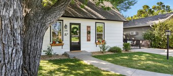Windsor Farmhouse | Family Fun, Yard & Fireplace
