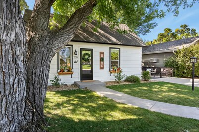 Windsor Farmhouse | Family Fun, Yard & Fireplace