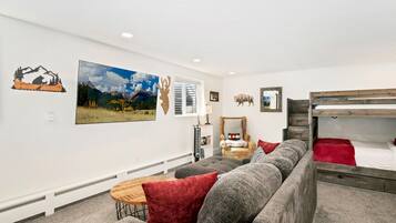 4 chambres, bureau, fer et planche à repasser, lit de bébé portatif