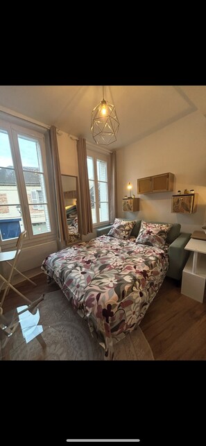 Iron/ironing board, WiFi, bed sheets